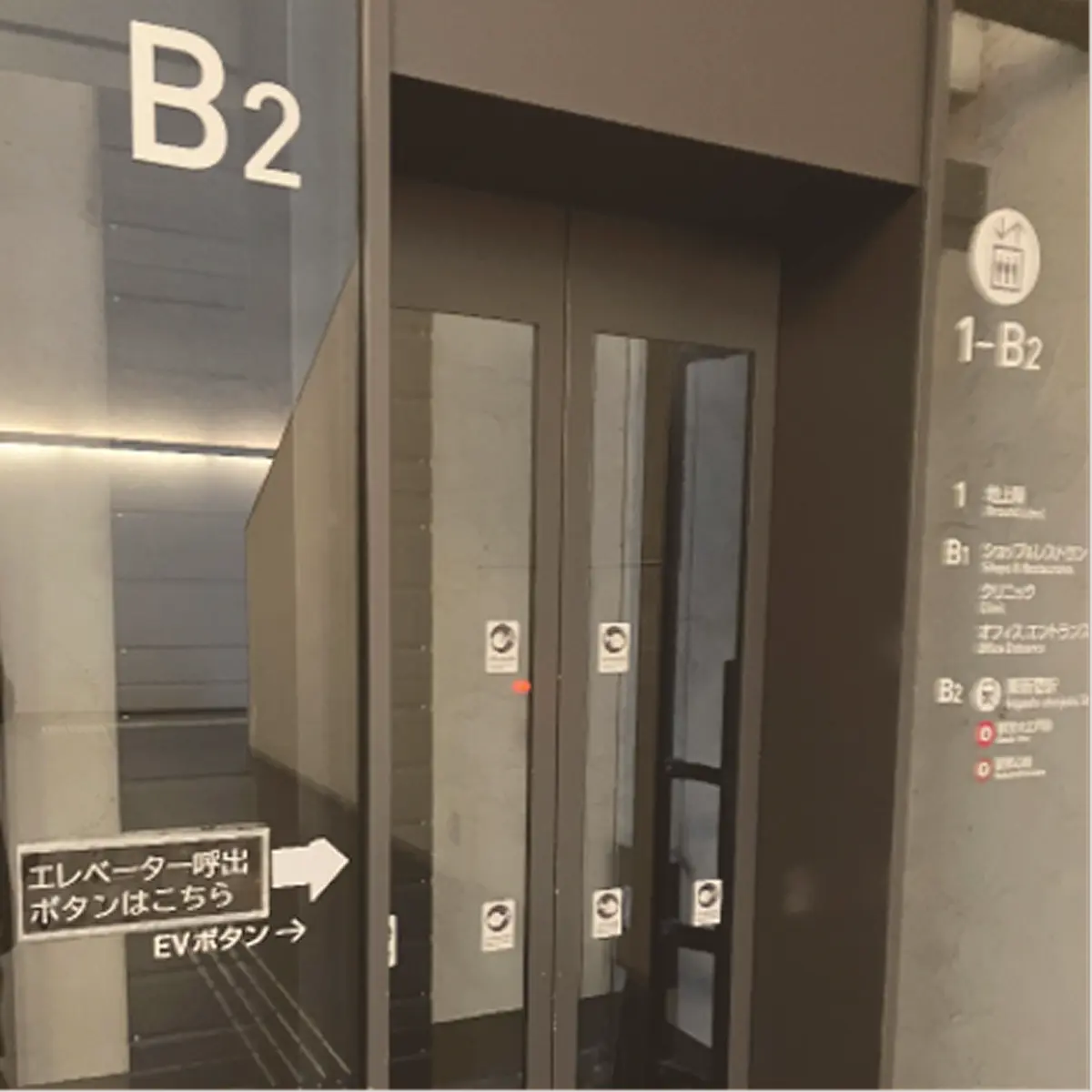 東新宿駅A3出口のエレベーター付近