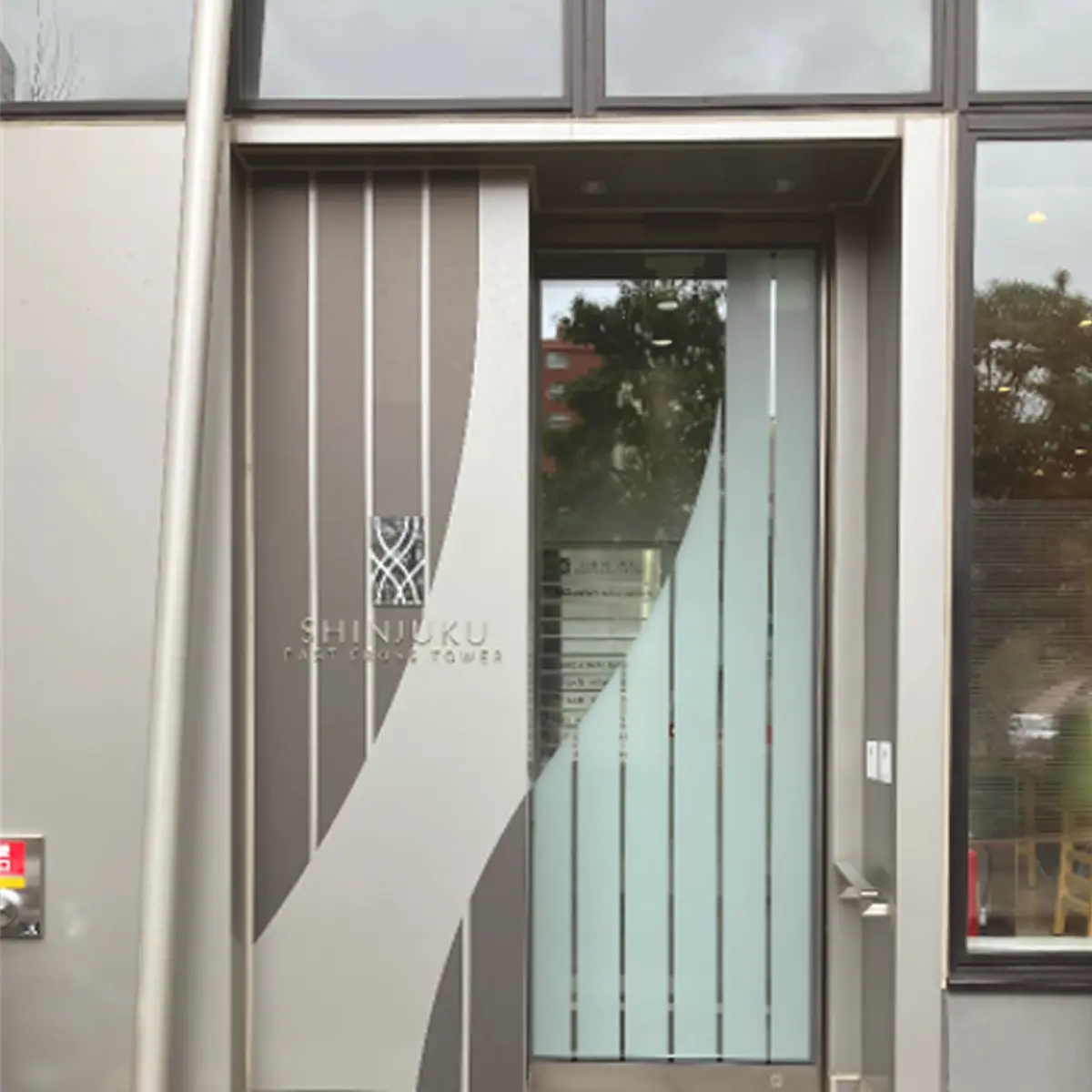 ビル入口（エレベーターで3Fへ）